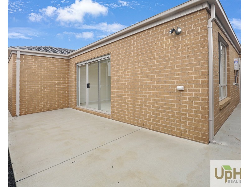 10 Modern Avenue, Clyde North VIC 3978