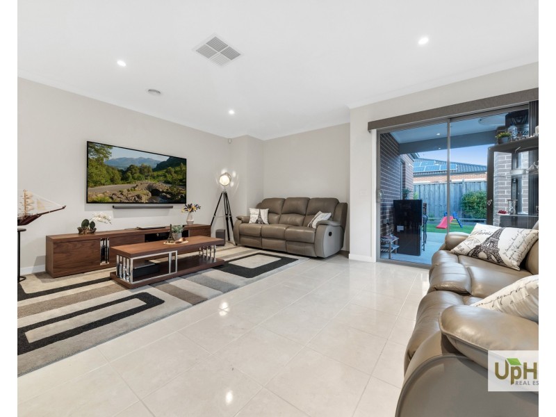 6 Sackville Avenue, Clyde North VIC 3978