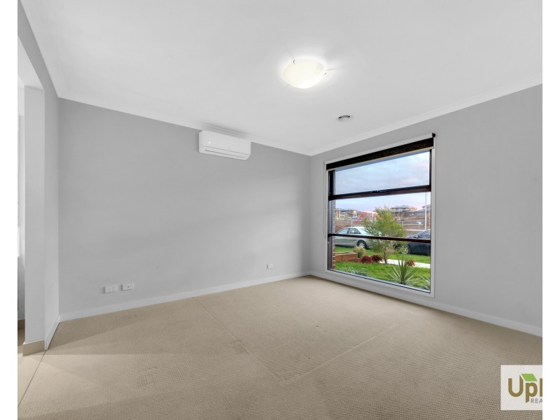 17 Blundy Boulevard, Clyde North VIC 3978