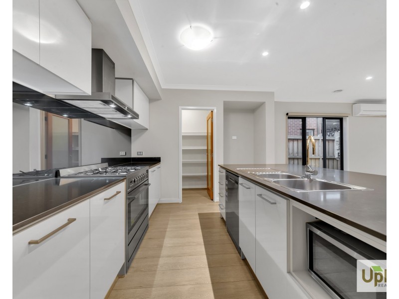 17 Blundy Boulevard, Clyde North VIC 3978