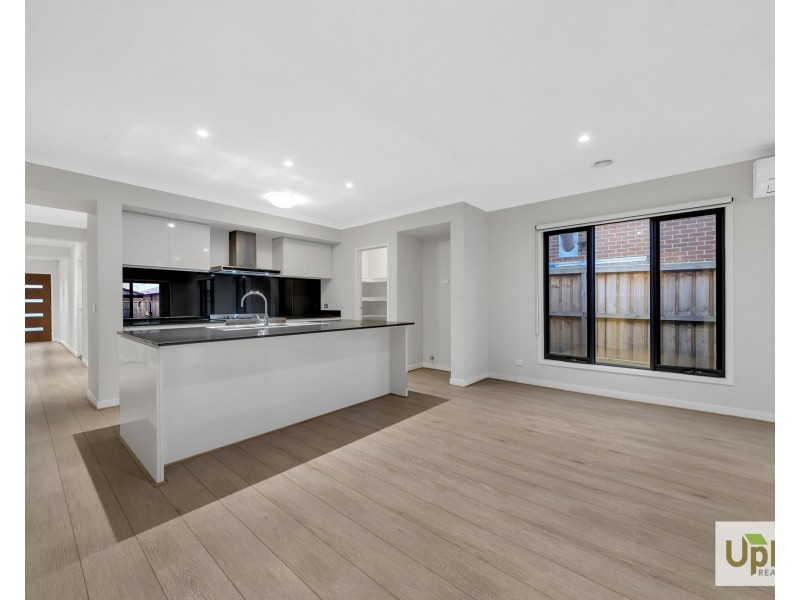 17 Blundy Boulevard, Clyde North VIC 3978
