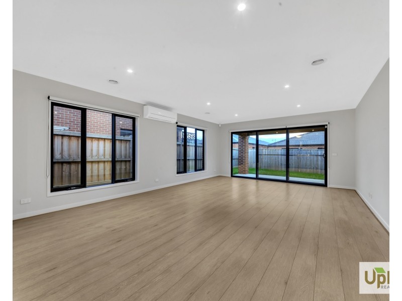 17 Blundy Boulevard, Clyde North VIC 3978