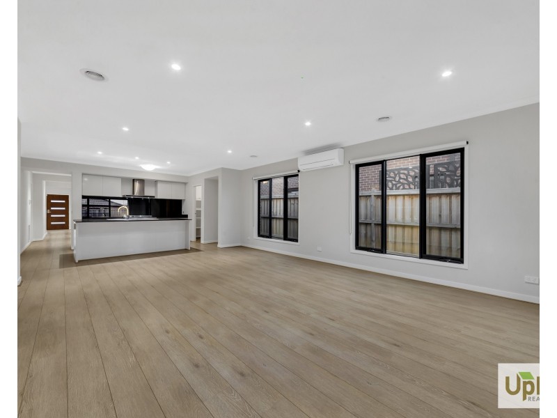 17 Blundy Boulevard, Clyde North VIC 3978