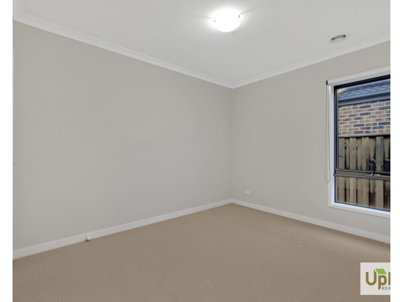 17 Blundy Boulevard, Clyde North VIC 3978