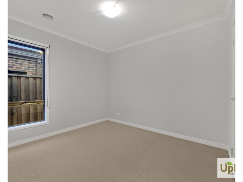 17 Blundy Boulevard, Clyde North VIC 3978