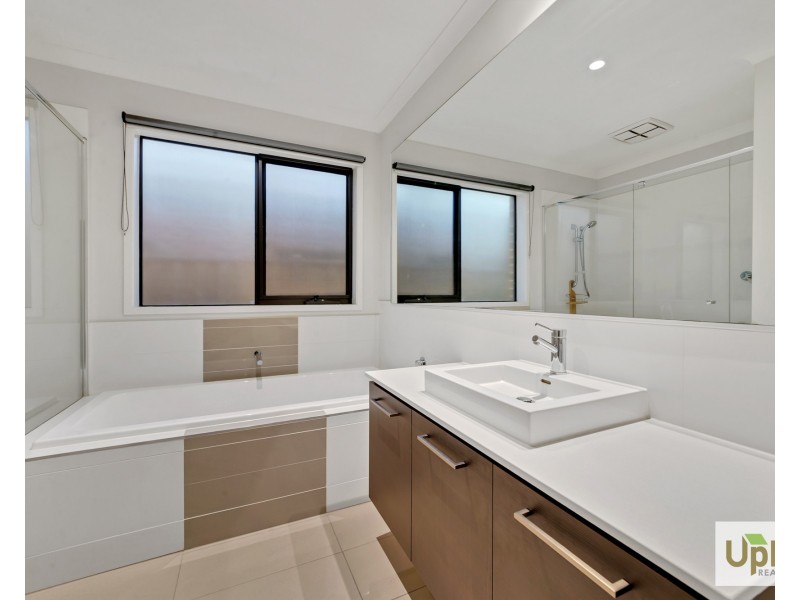 17 Blundy Boulevard, Clyde North VIC 3978