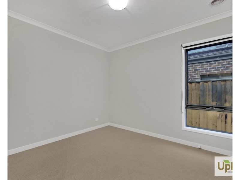 17 Blundy Boulevard, Clyde North VIC 3978