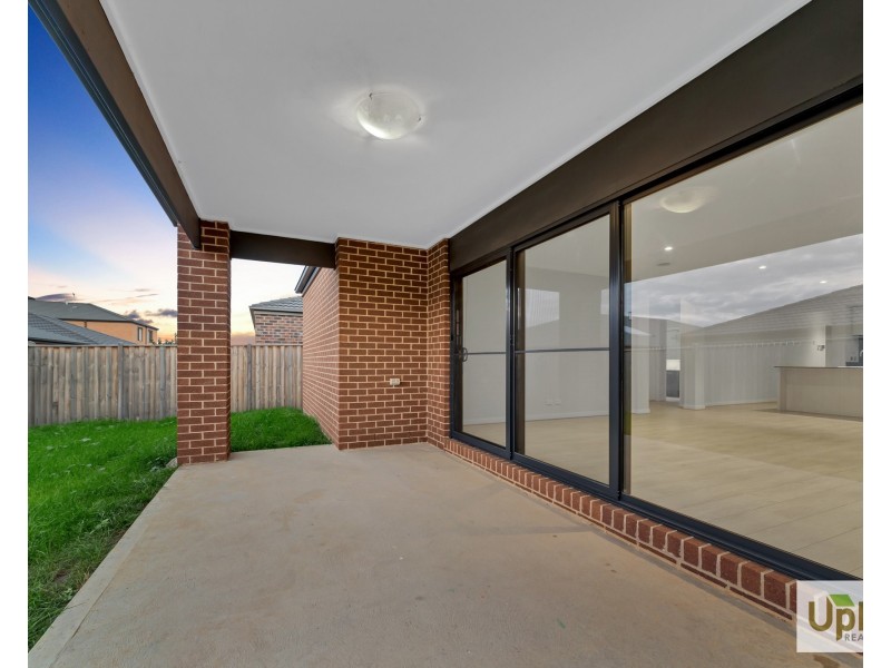 17 Blundy Boulevard, Clyde North VIC 3978