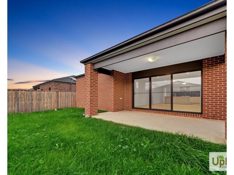 17 Blundy Boulevard, Clyde North VIC 3978