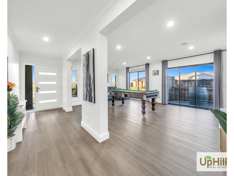 8 Lensing Street, Clyde North VIC 3978