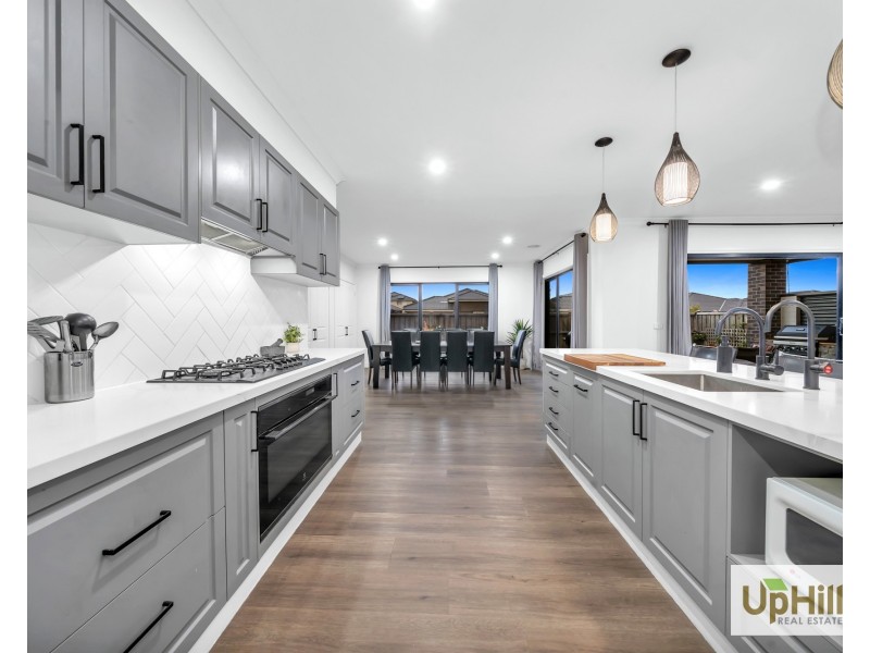 8 Lensing Street, Clyde North VIC 3978