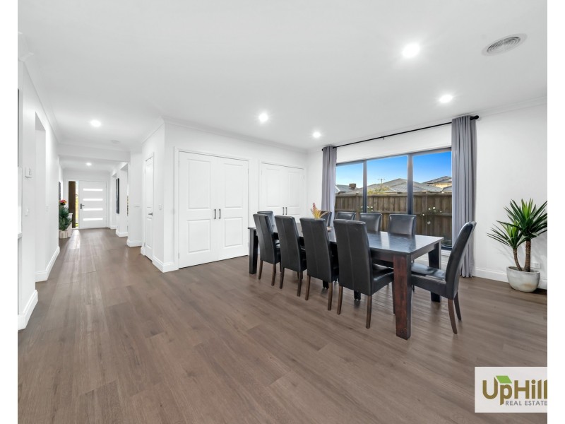 8 Lensing Street, Clyde North VIC 3978
