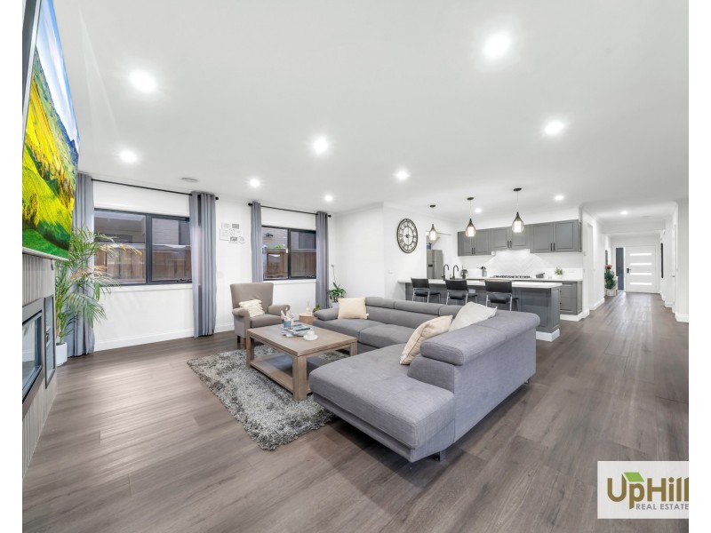 8 Lensing Street, Clyde North VIC 3978