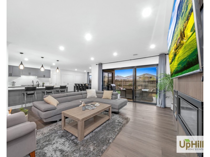 8 Lensing Street, Clyde North VIC 3978