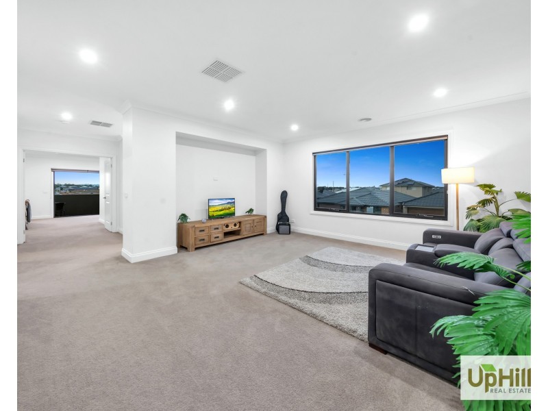 8 Lensing Street, Clyde North VIC 3978
