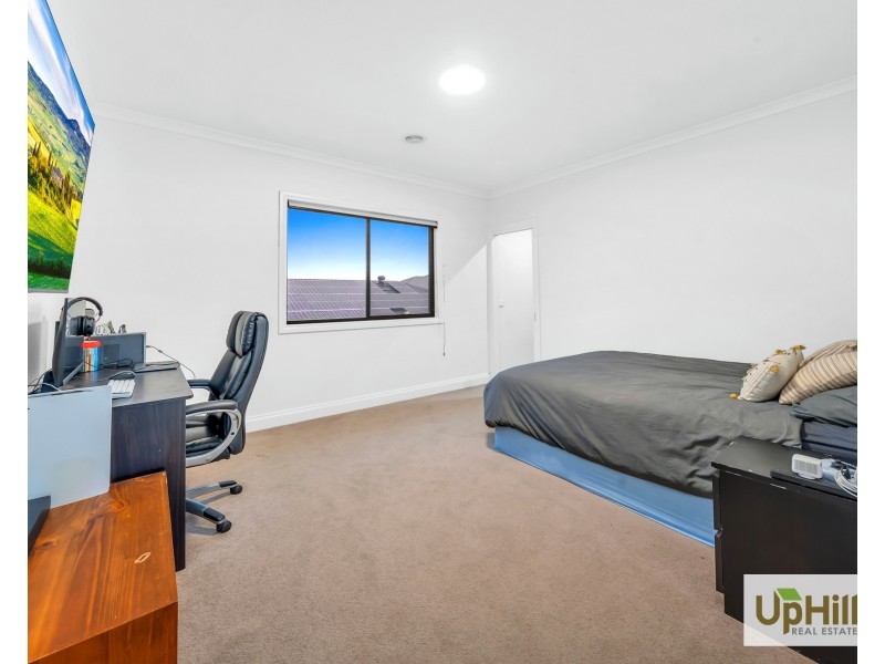 8 Lensing Street, Clyde North VIC 3978