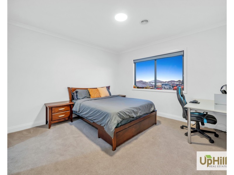 8 Lensing Street, Clyde North VIC 3978