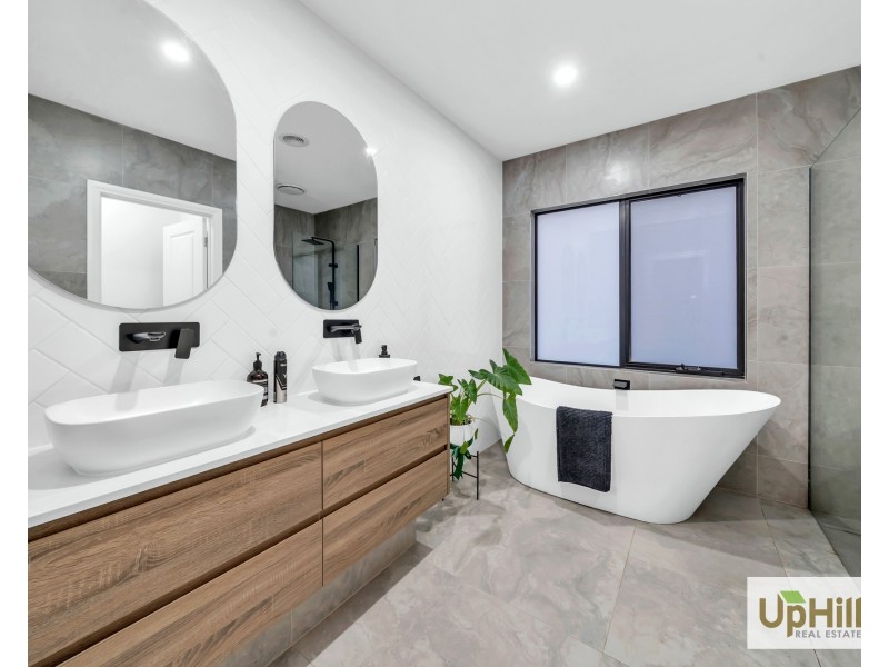 8 Lensing Street, Clyde North VIC 3978