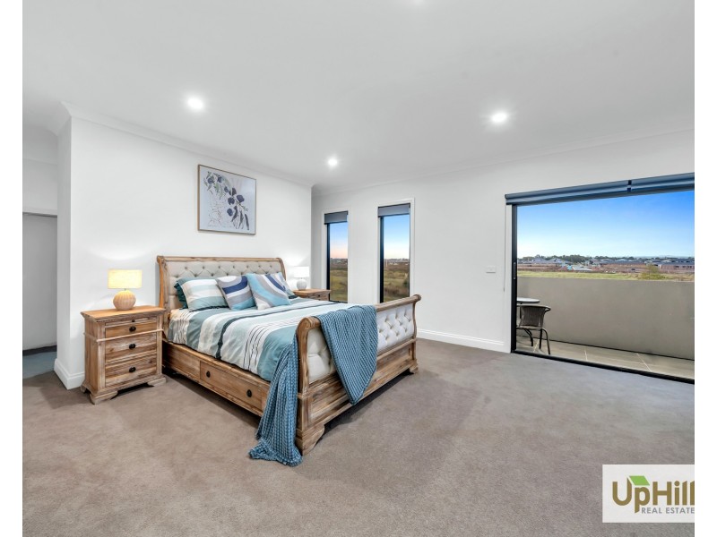 8 Lensing Street, Clyde North VIC 3978