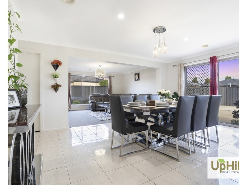 26 PARKLINK DRIVE, Cranbourne East VIC 3977