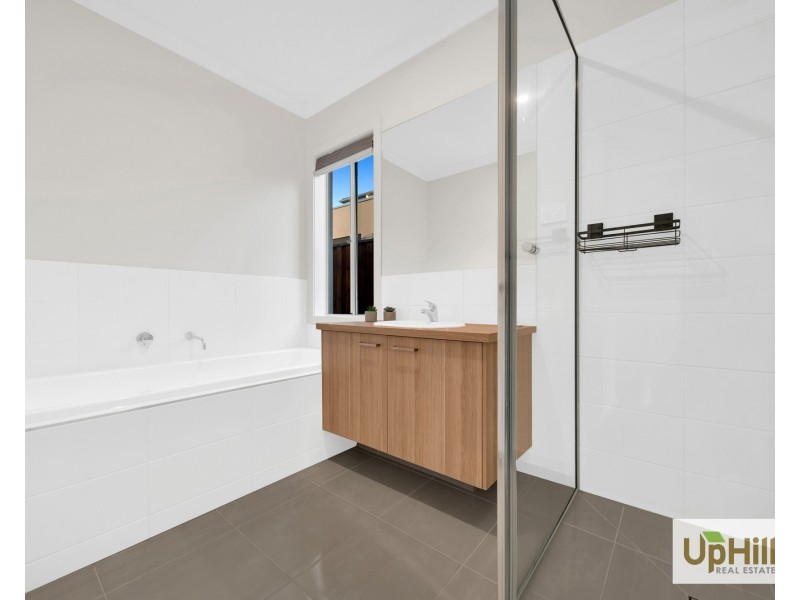 3 Cropping Street, Clyde North VIC 3978