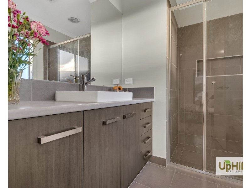 2  Guernsey Street, Clyde North VIC 3978