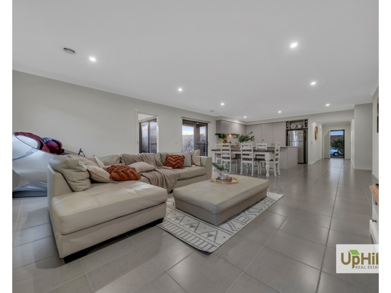 2  Guernsey Street, Clyde North VIC 3978