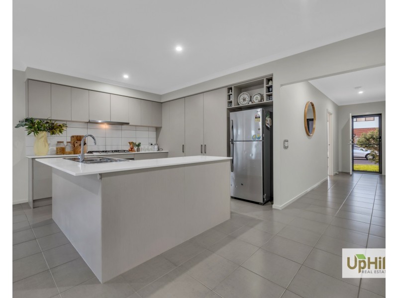 2  Guernsey Street, Clyde North VIC 3978