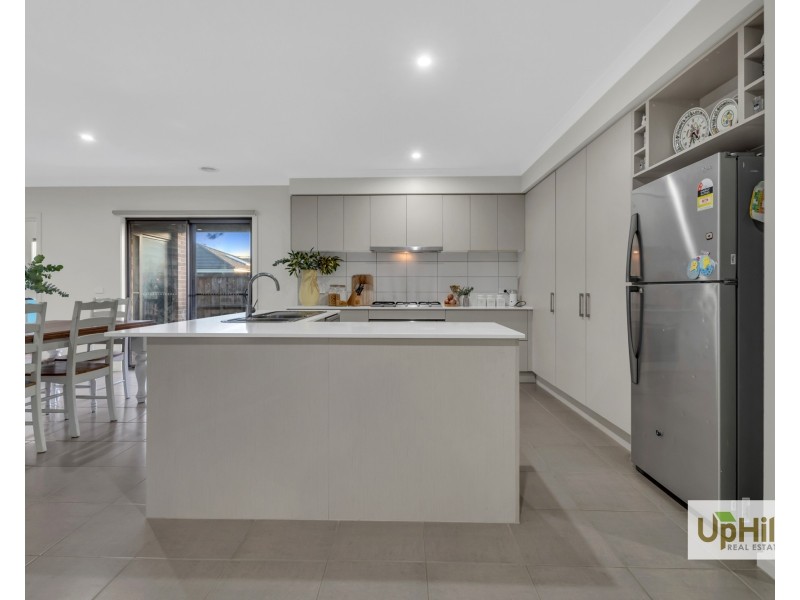 2  Guernsey Street, Clyde North VIC 3978