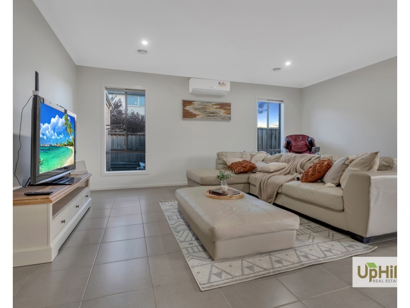 2  Guernsey Street, Clyde North VIC 3978