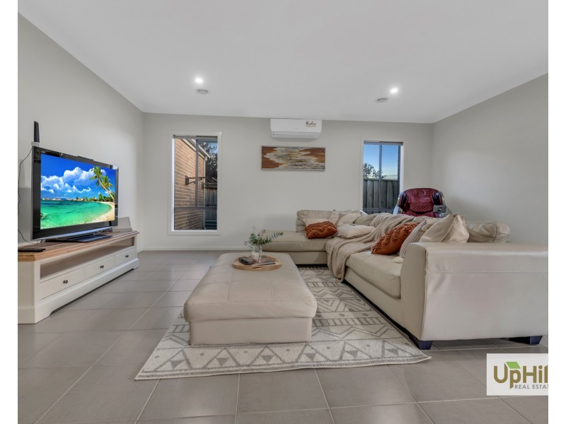 2  Guernsey Street, Clyde North VIC 3978