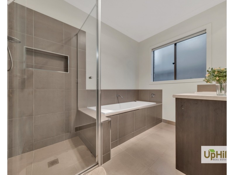 2  Guernsey Street, Clyde North VIC 3978