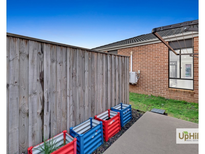 2  Guernsey Street, Clyde North VIC 3978
