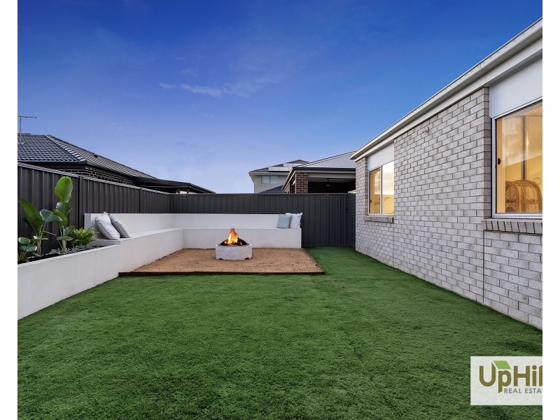 9 Parakeet Street, Clyde North VIC 3978