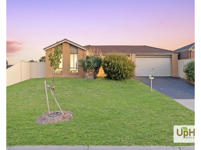 98 Blue Horizons Way, Pakenham VIC 3810