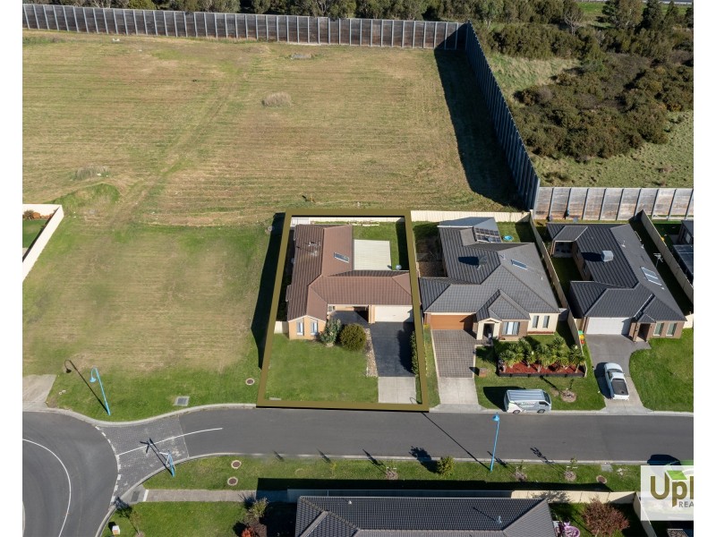98 Blue Horizons Way, Pakenham VIC 3810