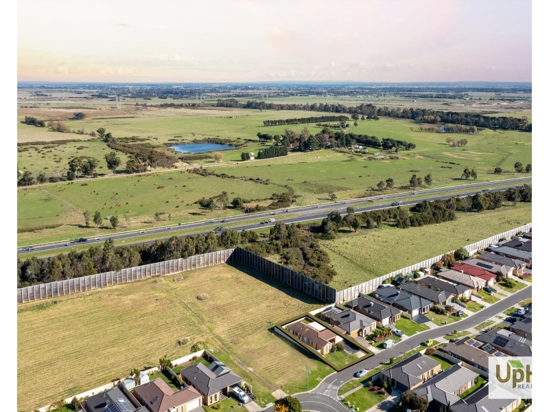 98 Blue Horizons Way, Pakenham VIC 3810