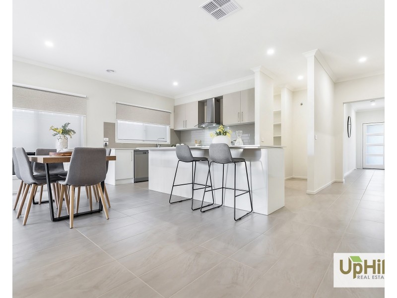 7 Bourbon Road, Cranbourne East VIC 3977