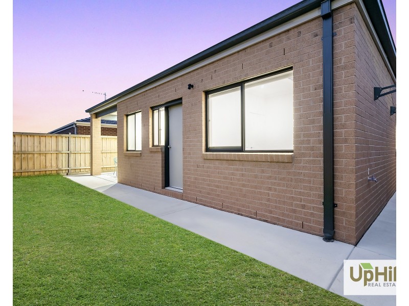 7 Bourbon Road, Cranbourne East VIC 3977