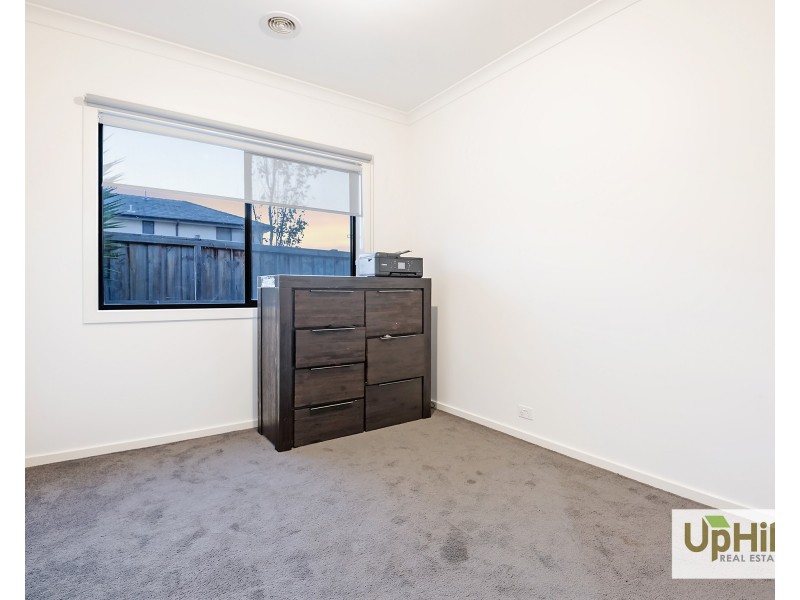 27 Parkgate Drive, Clyde North VIC 3978