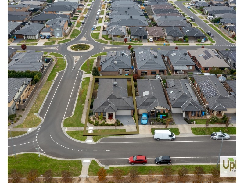 27 Parkgate Drive, Clyde North VIC 3978