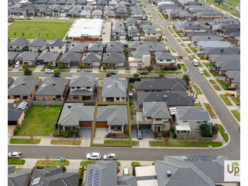 15 Dressen Way, Clyde North VIC 3978