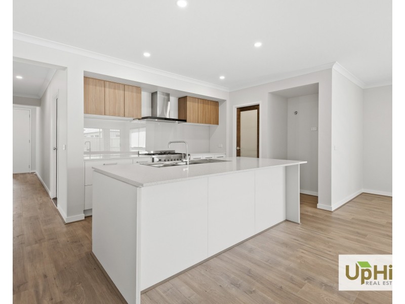 7 Luxembourg Ave, Clyde North VIC 3978