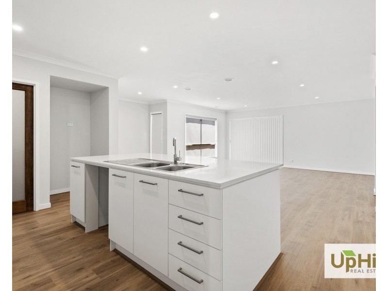 7 Luxembourg Ave, Clyde North VIC 3978