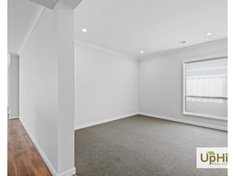 7 Luxembourg Ave, Clyde North VIC 3978