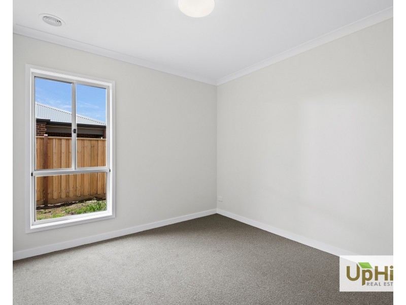 7 Luxembourg Ave, Clyde North VIC 3978