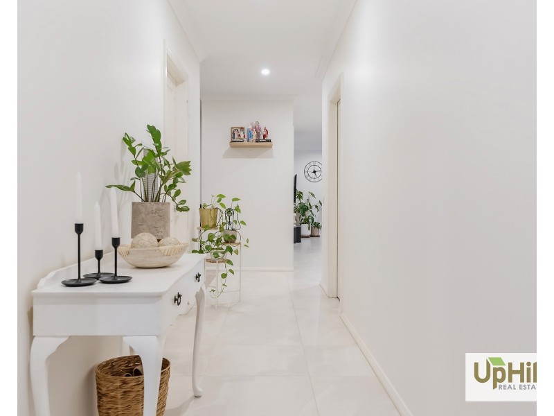 28 Khan Boulevard, Clyde North VIC 3978