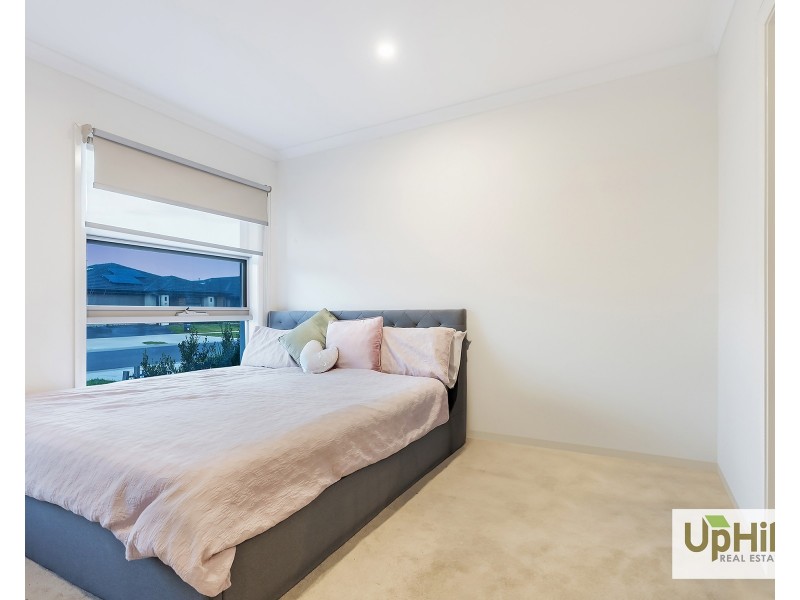 28 Khan Boulevard, Clyde North VIC 3978