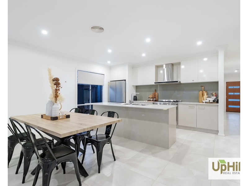 28 Khan Boulevard, Clyde North VIC 3978