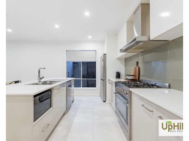 28 Khan Boulevard, Clyde North VIC 3978